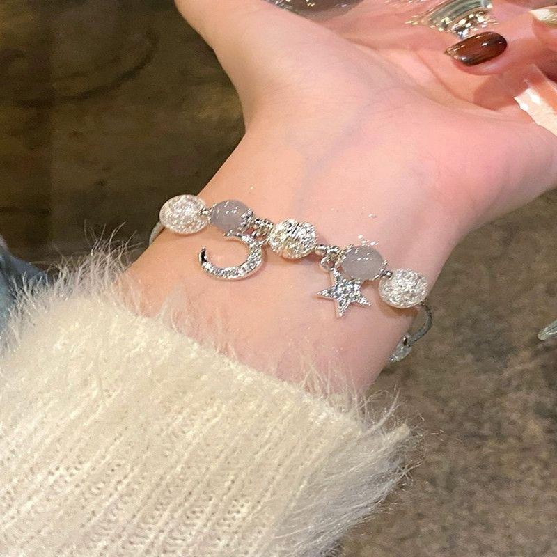 8 cold butterfly bracelets for women's niche design, sweet and versatile student bracelets.