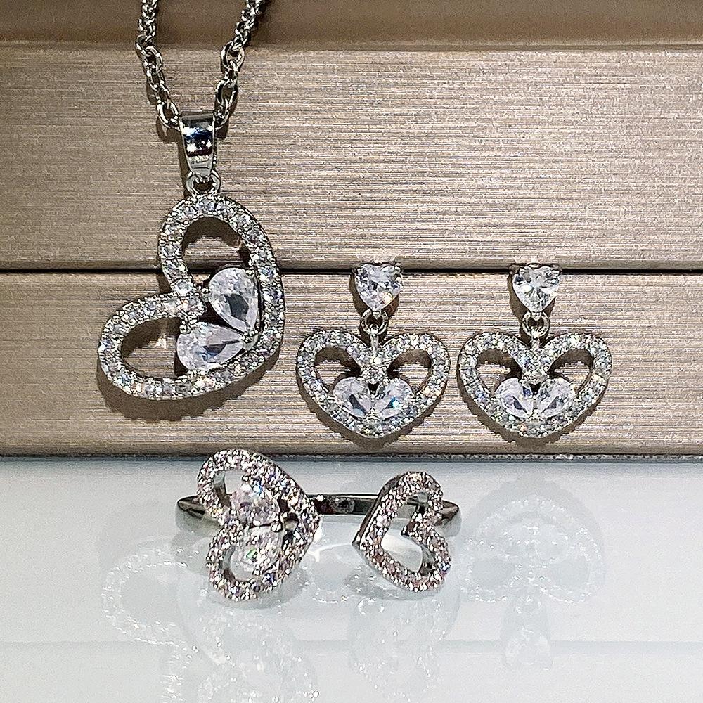 

Peach Heart Diamond Love Necklace Set, Three-Piece Set Of Versatile Heart Stud Earrings.