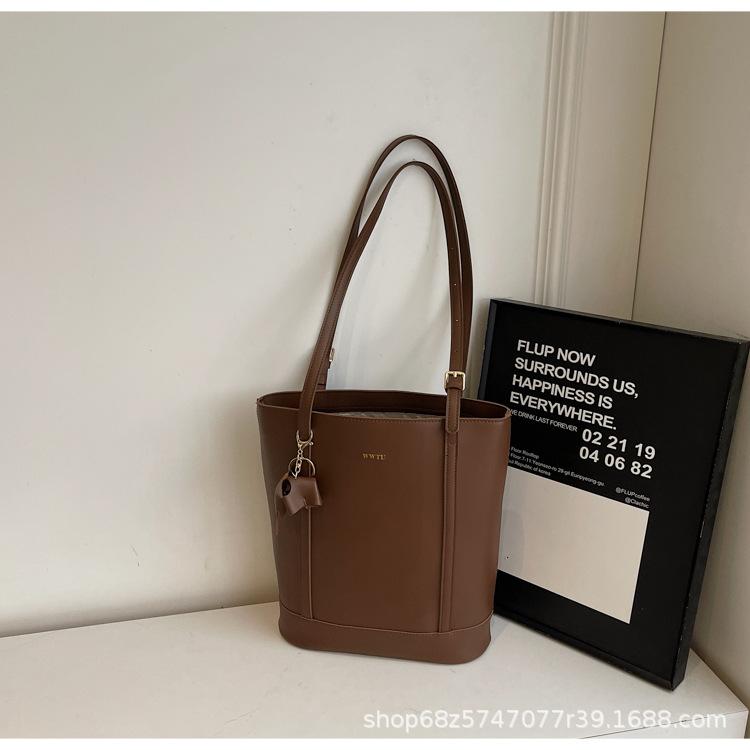 

Textured commuter large-capacity bag 2025 new women s bag casual foreign niche shoulder bag popular tote bag