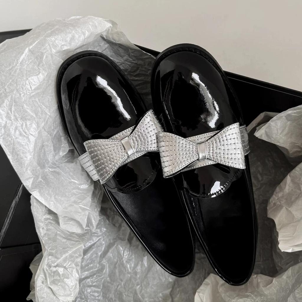 French bow one pedal round head patent leather thick heel loafers women's spring 2025 new small leather shoes single shoes