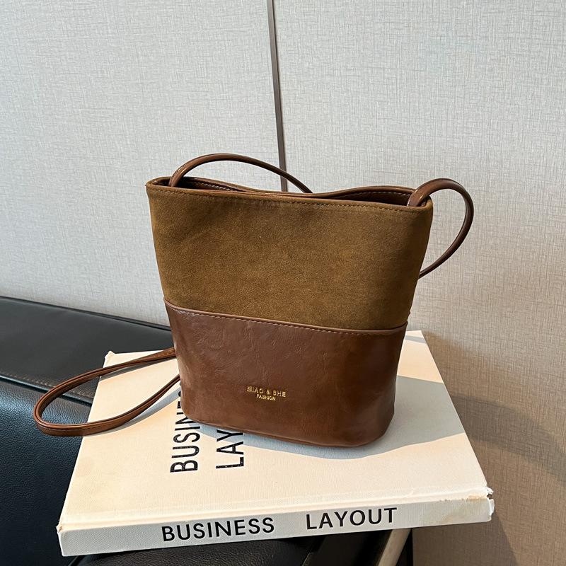 Premium matte leather splicing bucket bag women's new fashionable retro lightweight small bucket bag casual messenger bag