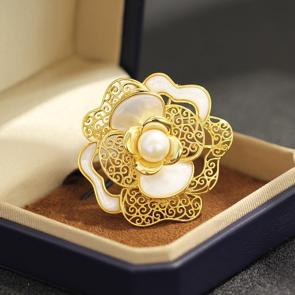 Elegant High-End Natural Fritillary Freshwater Pearl Camellia Brooch Temperament Niche Flower Rose Pin Women'S Accessories