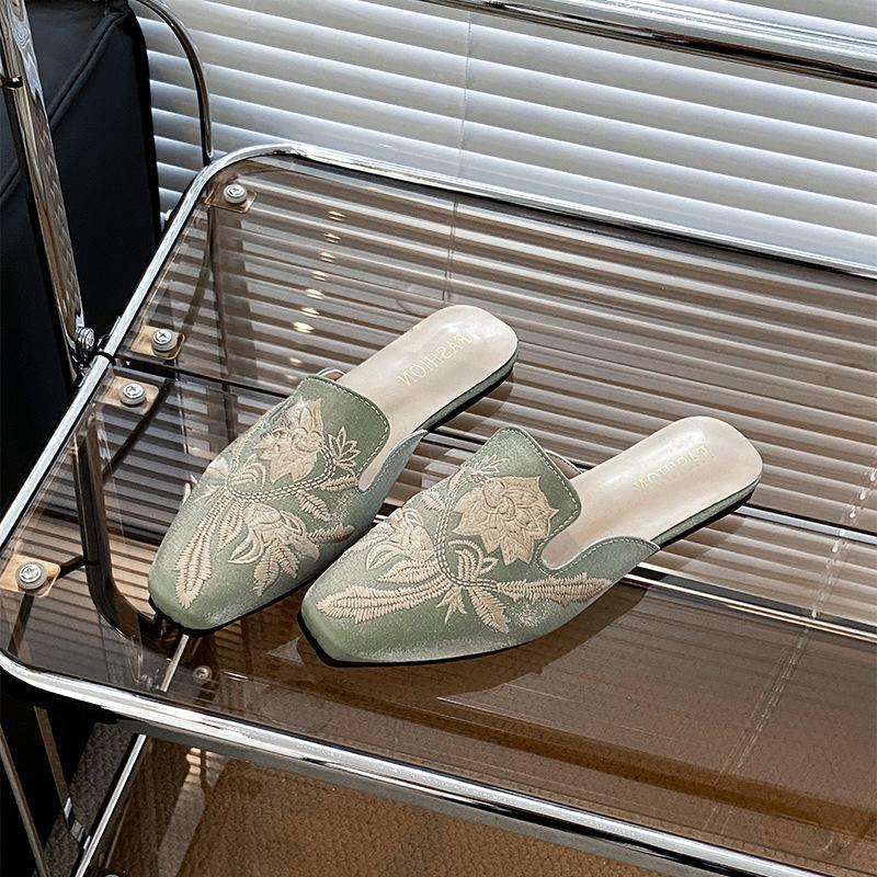 New Chinese Embroidered Bag Head Half Slippers Women's Outer Wear 2025 Spring and Summer New Retro Casual Flat Bottom Muller Half Tray