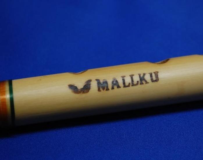 [QUENA MALLKU QU17 HOSOMI] Dette er en quena med smal boring laget av Peru Malku. Det er i G (Boliviansk tuning) og har et tynt løp (ytre diameter: