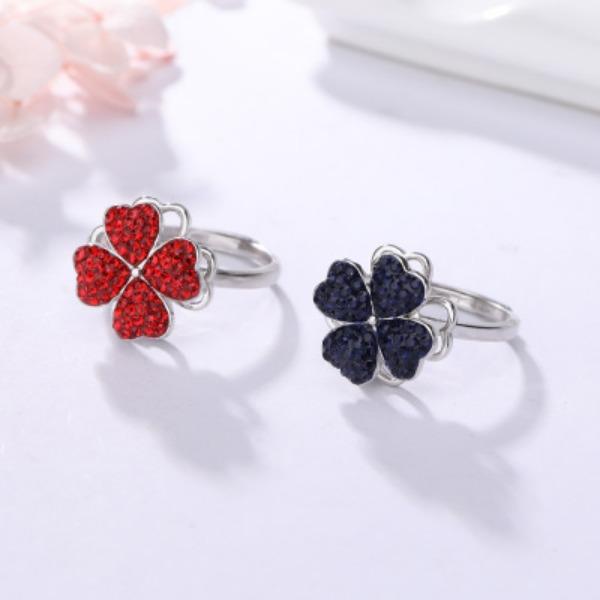 Rotating Four Leaf Grass Necklace for Women's Light Luxury, Simple and Versatile Fashion Love Set