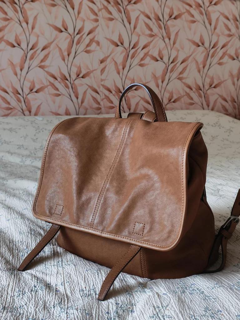 Versatile Large Capacity Vegetable-Tanned Leather Backpack for Work and Casual Use