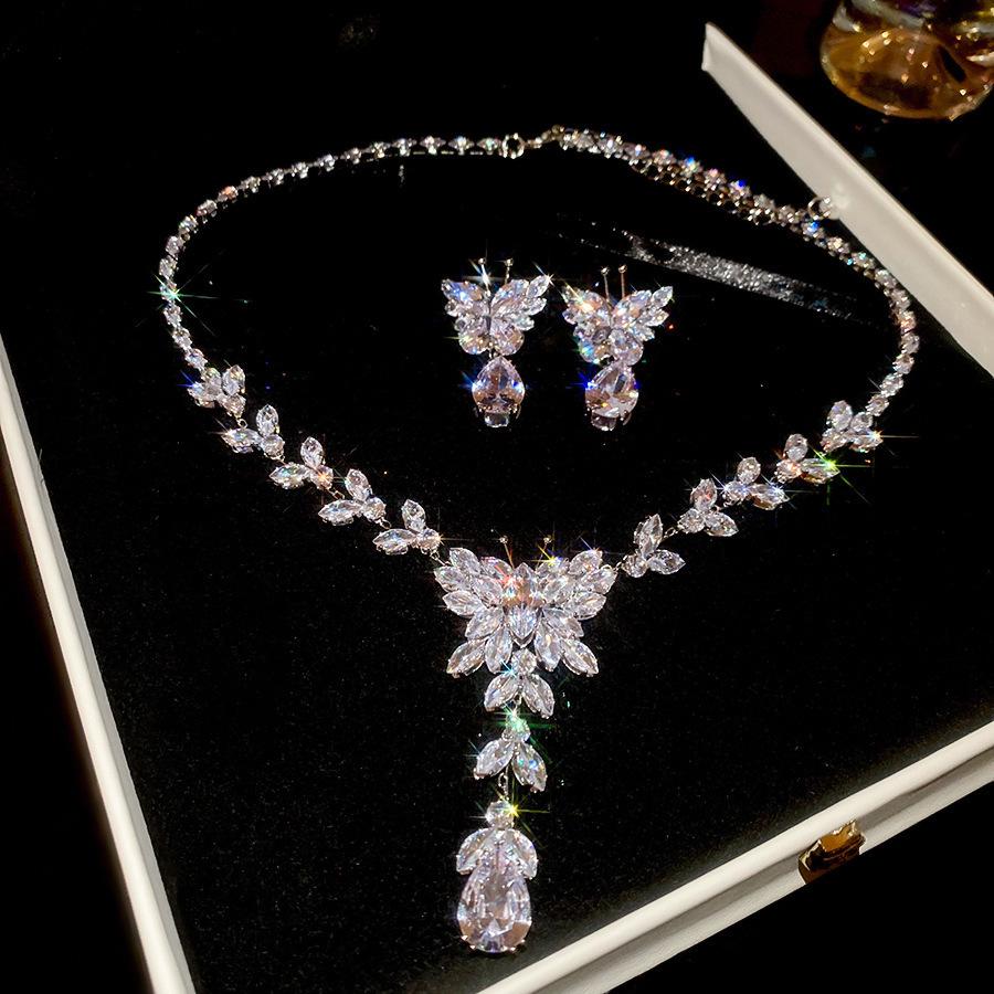 

Элегантный набор ожерелья и серег с цирконом в виде бабочки: Высококачественная бижутерия
