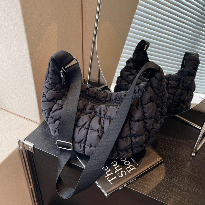 

Folded large-capacity bag women s autumn and winter new niche design messenger bag commuter dumpling bag чёрный