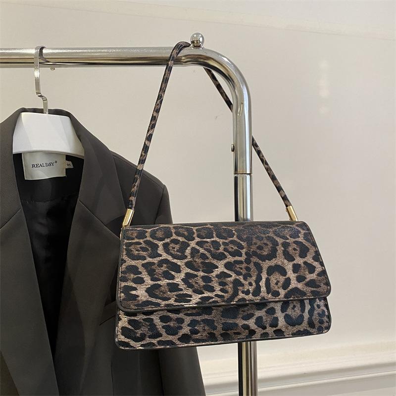 

2025 новая модная сумка под мышкой с леопардовым принтом, нишевый дизайн высокого класса, темпераментная сумка кроссбоди на одно плечо, сумка-багет, женская