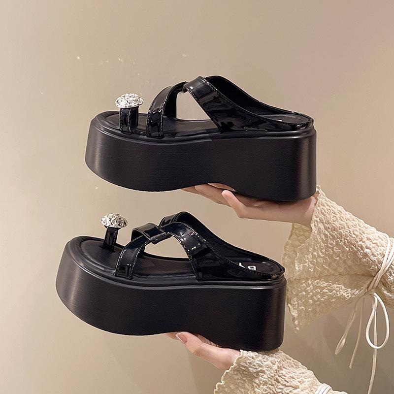 High-value rhinestone thick-bottomed height-enhancing cool slippers for women's summer wear 2025 new seaside beach versatile toe slippers