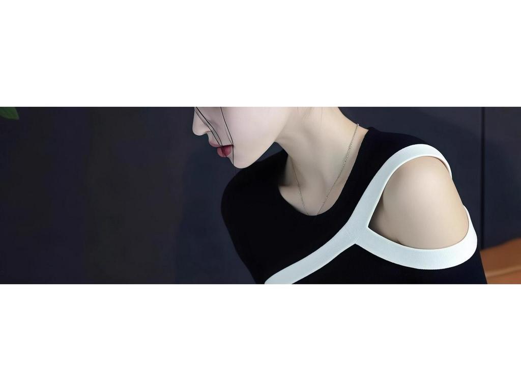 2025 Women's Korean Black Contrast Off-Shoulder Knit Top - Stylish and Unique Early Autumn Design