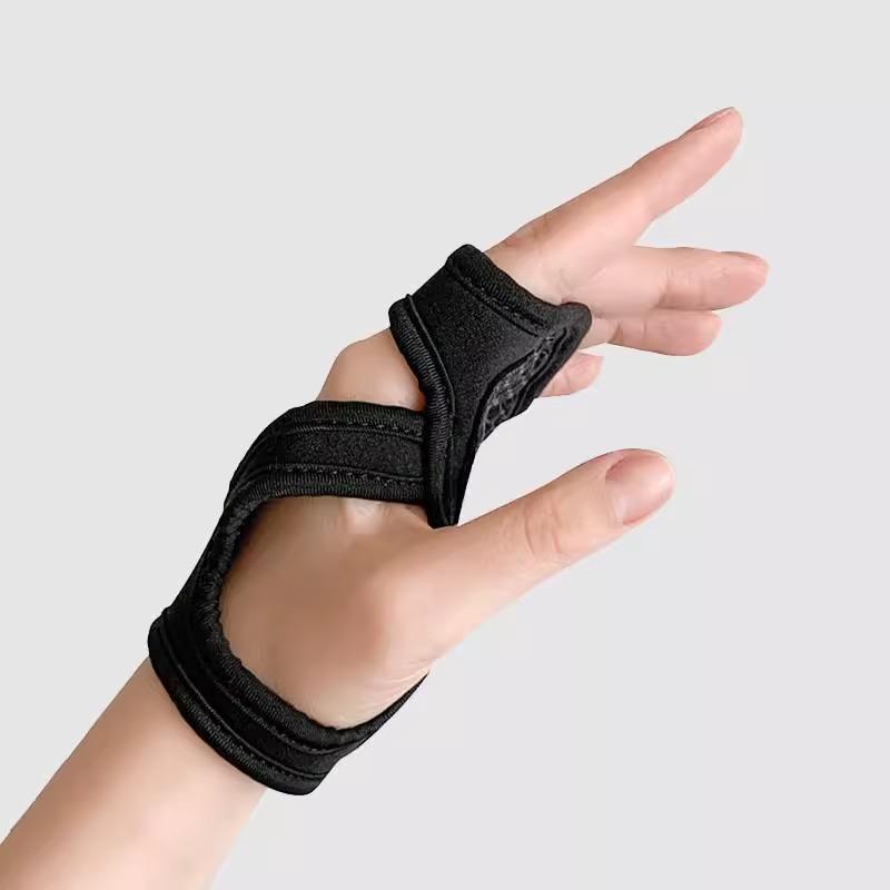 Wrist guard training anti-skid half finger pull-up to prevent cocooning