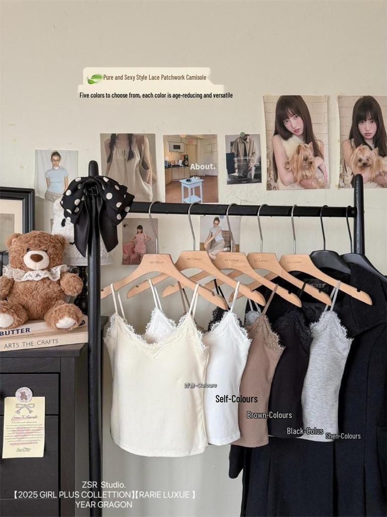 Canottiera bianca aderente da donna petite con scollo a V, bordi in pizzo, coppe preformate e design senza maniche per l'estate.