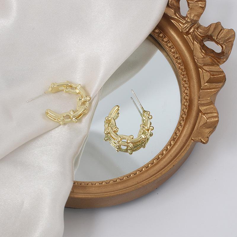 Fashion cold wind temperament design sense geometric large C-shaped earrings ins French metal retro earrings