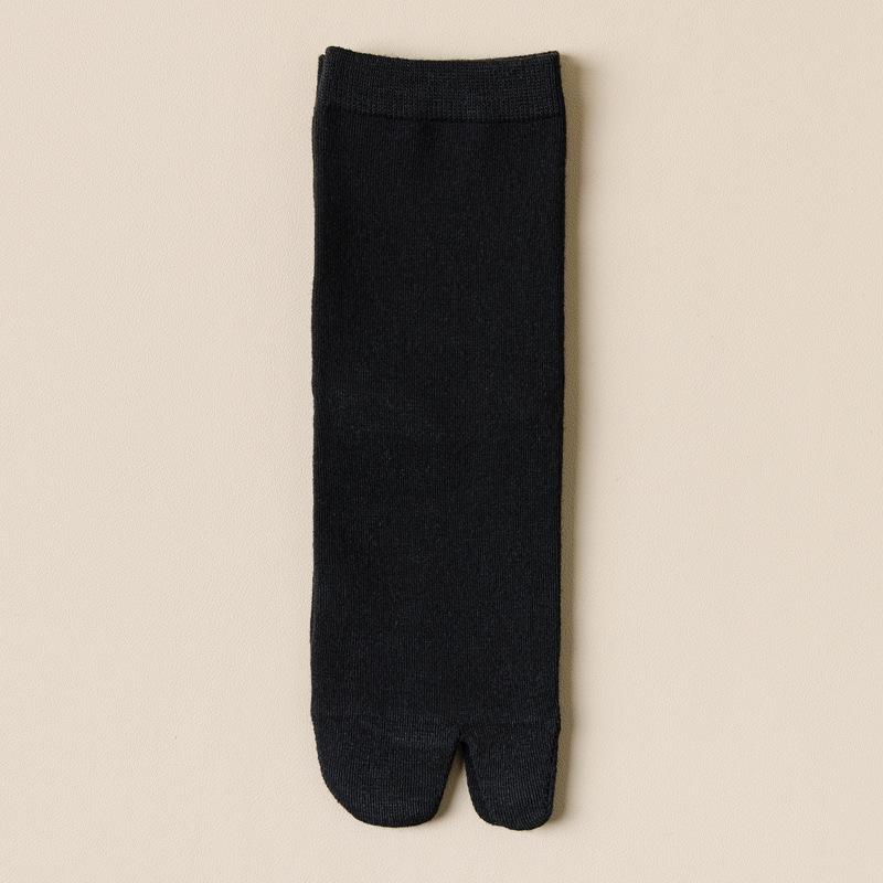 Women's Split Toe Cotton Socks, Mid-Tube, Two-Toe Design, Boneless Seams, Spring/Autumn Style, Comfortable and Pain-Free.