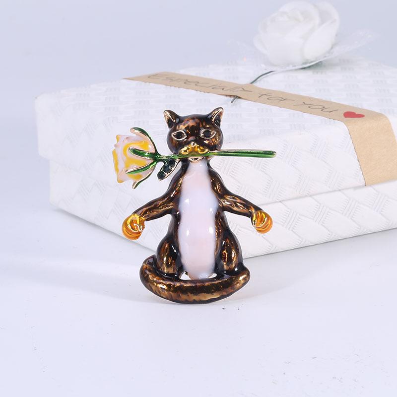 

Милый мультфильм креативный сплав капельный укус роза кошка брошь брошь аксессуар булавка темно-коричневого