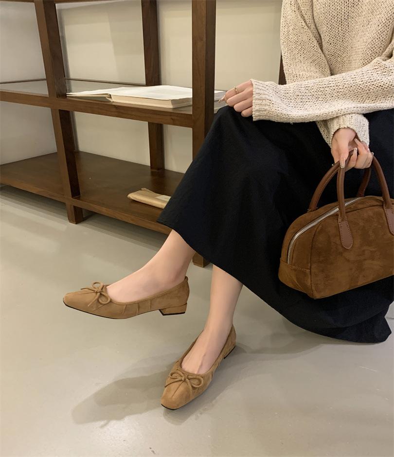 

French temperament thick heel single shoes women s 2025 new niche elegant gentle fairy suede light mouth evening shoes 39 хакі