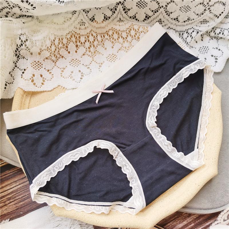 

Проста та зручна нижня білизна з модалу. Маленькі свіжі трусики з низькою талією. Мереживний край. Милі жіночі трусики. One Size чорний