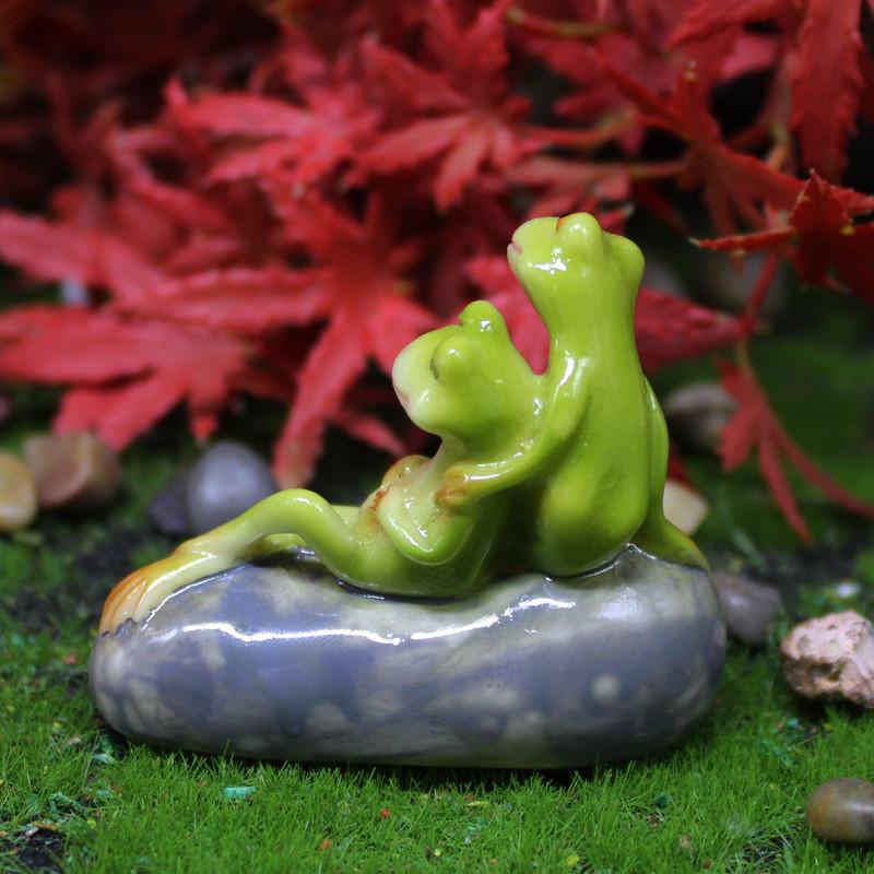 Cute Couple Resin Frog Ornament Sitting On Stone Design For Ornament Home