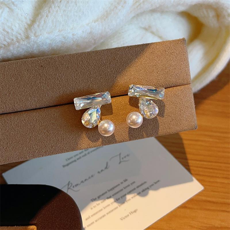 Zircon Pearl Earrings Women Elegant Minimalist Ear Studs