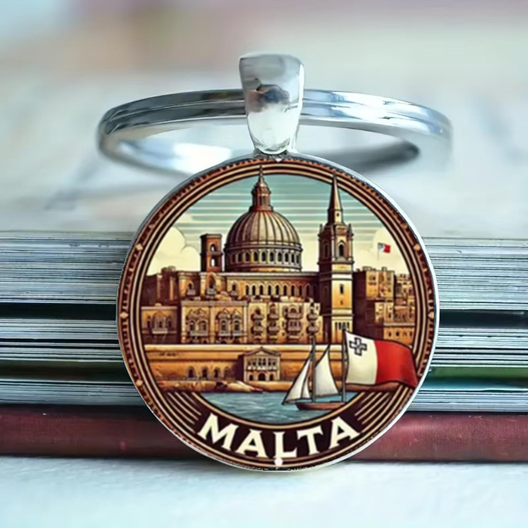 

Круглая металлическая брелок-брелок с изображением мальтийской архитектуры и флага One Size