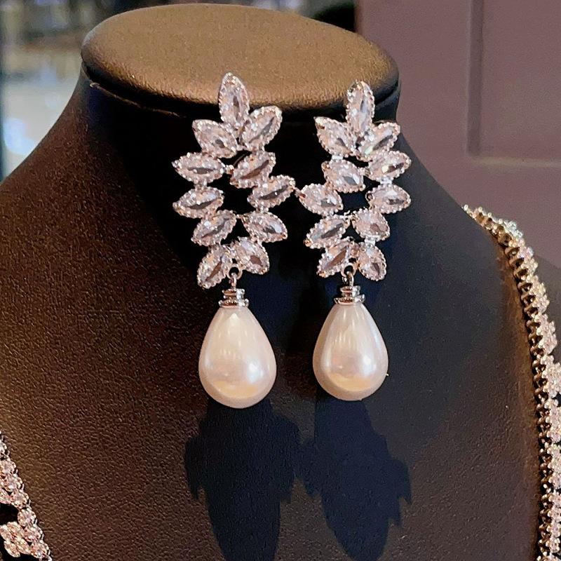 Horse Eye Leaf Earrings For Women, Water Drop-Shaped Imitation Pearl Jewelry, Light Luxury Fairy Lady Earrings.