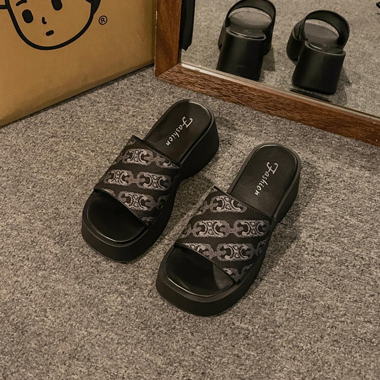 

Суперогненные крутые шлепанцы на толстой подошве, увеличивающие рост, женские летние, с чувством продвинутости, новая модель 2025 года, для ношения с юбкой, для выхода в свет, пляжные шлепанцы 40 чёрный