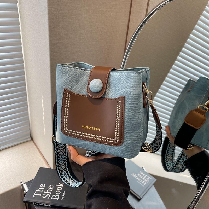 Сумка через плечо из искусственной кожи с контрастным рисунком — фото 7