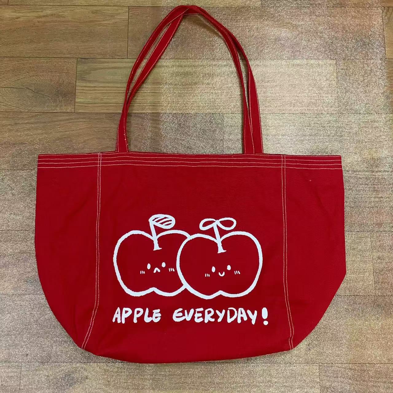

[Daily Apple] A big red canvas bag that can hold everything in a festive atmosphere, a shoulder backpack, and a shopping bag.