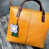 Vrchní vrstva hovězí kůže ručně šitá taška s přívěskem malé květiny kožený přívěsek na tašku pro mazlíčka kožená taška přívěsek do auta kreativní retro roztomilý dárek