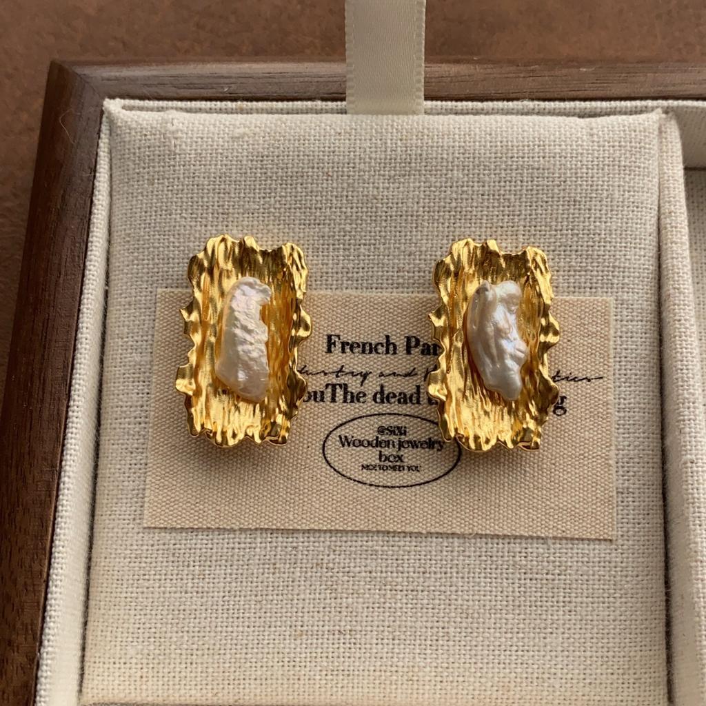 Three-dimensional Retro Pleated Metal Stud Earrings Baroque Pearl Earrings with Unique Temperament Earrings