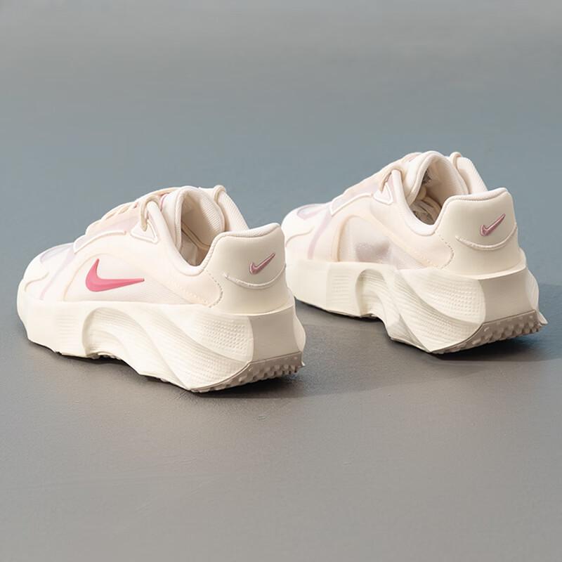 Nike Women's Aura Edge Casual Shoes