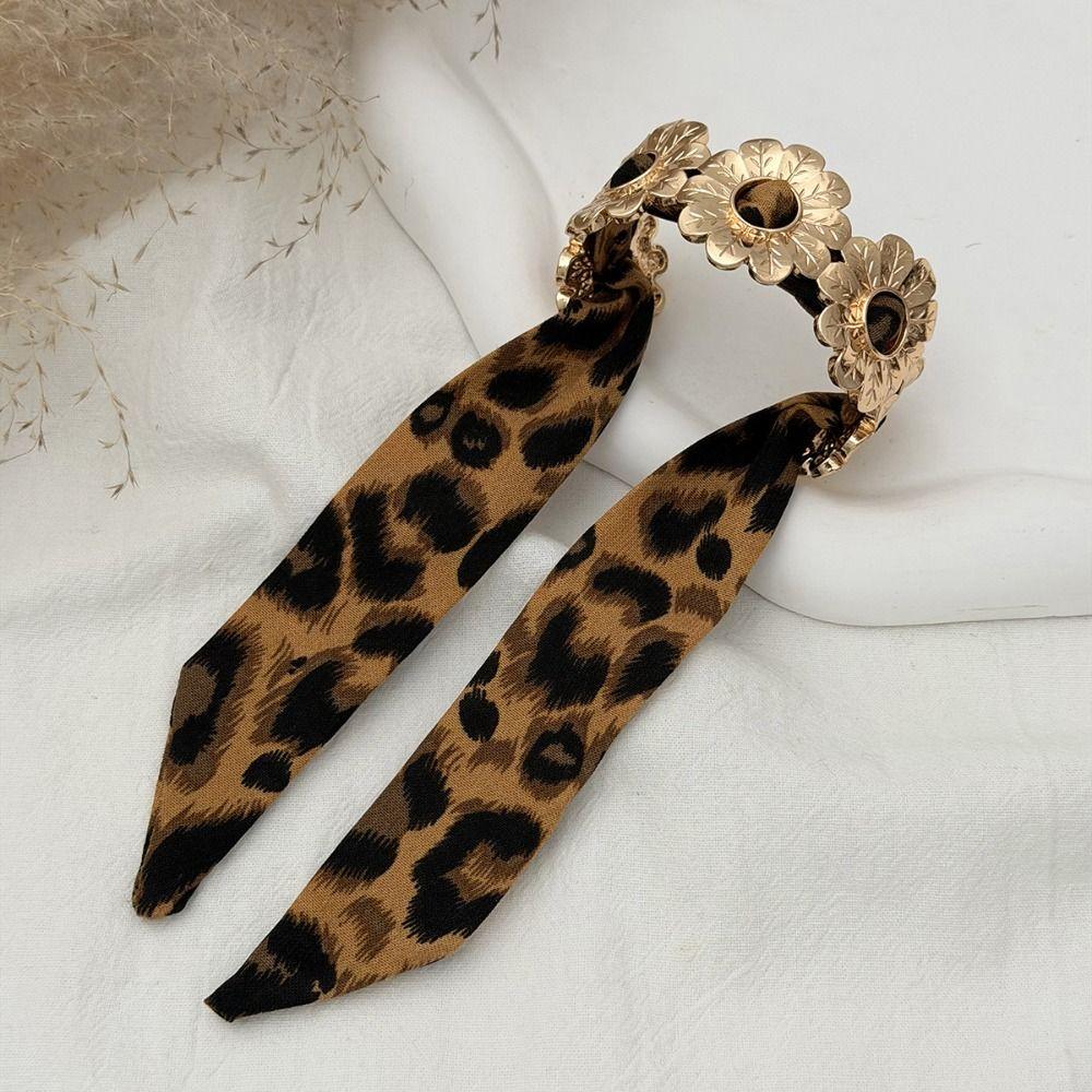 Leopardenmuster Seidenschal Manschettenarmreifen Goldene Hohlblume Metall Breites Armband Bandumwickelt Verstellbares Armband im Ethno-Stil
