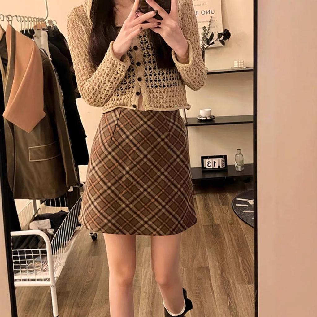 Plus Size Women's Retro Plaid Wool Blend Mini Skirt - High Waist A-Line Slimming Skirt for Spring and Autumn