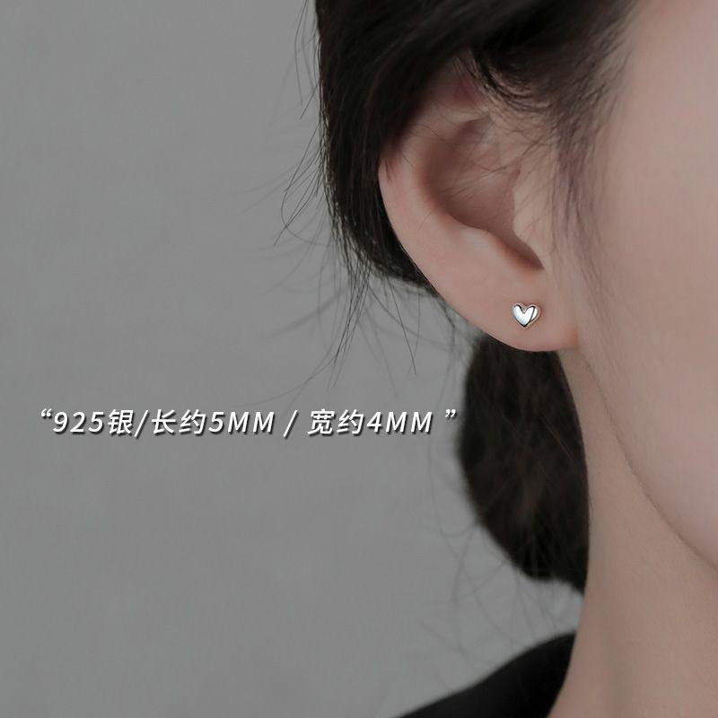 

Xiangnan Loving Heart in Sterling Silver Female 2024 New Niche Earrings Pair of 925 silver Heart stud earrings