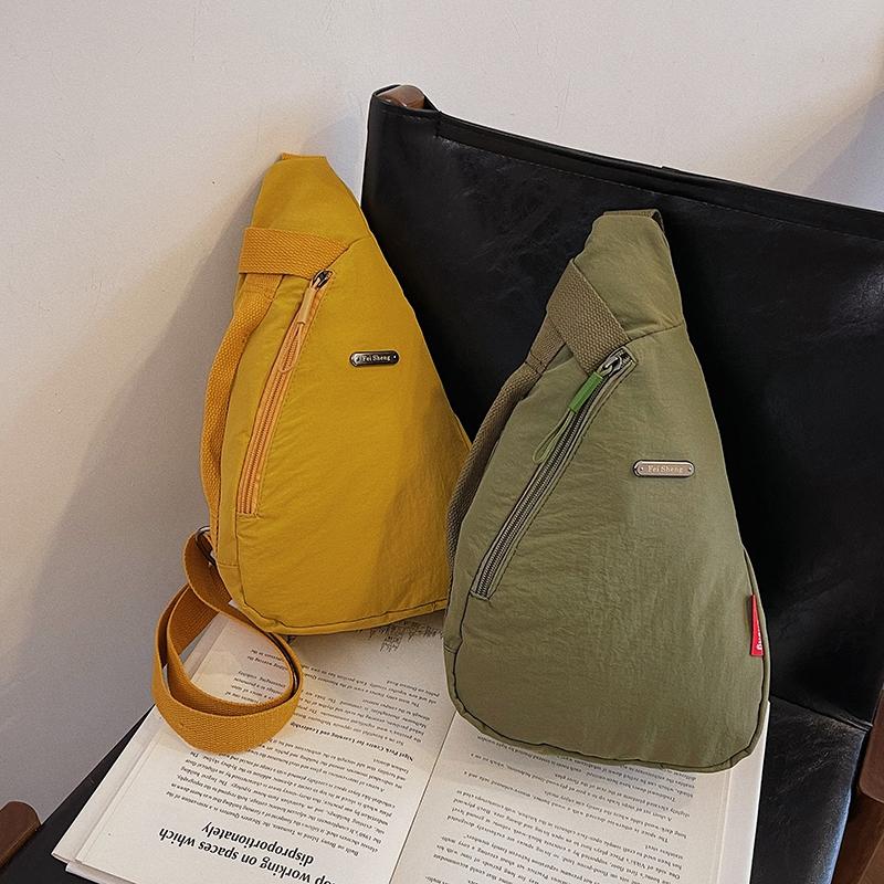 Einfache einfarbige Umhängetasche aus Nylon für die Taille von Frauen mit Reißverschluss, weiche Brusttasche, multifunktional, lässig