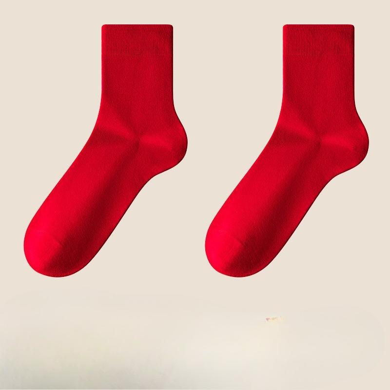 Röda strumpor bleknar inte. Nyåret är långt borta och fullt av glädje. Röda halvlånga strumpor, Välsignelsepresentstrumpor