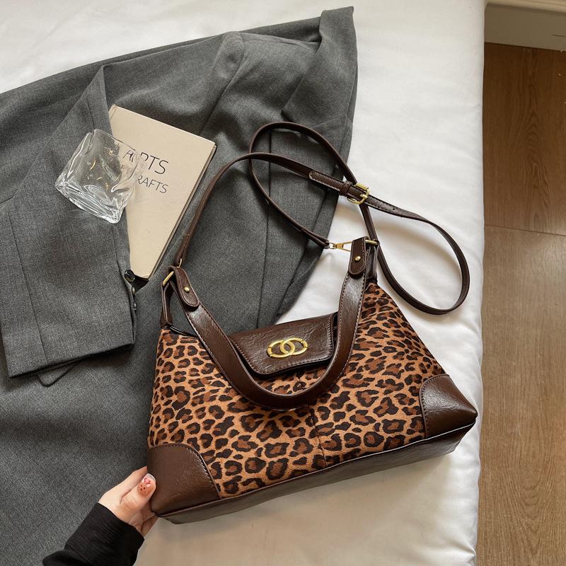 Suede bag women's large capacity 2025 new autumn and winter niche matte retro messenger bag underarm commuter bag