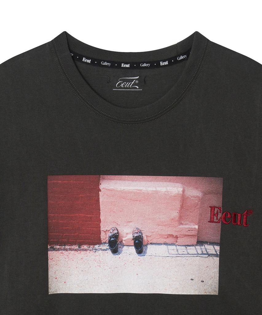 Iuteu Painted Shoes Gallery T-Shirt / Charcoal