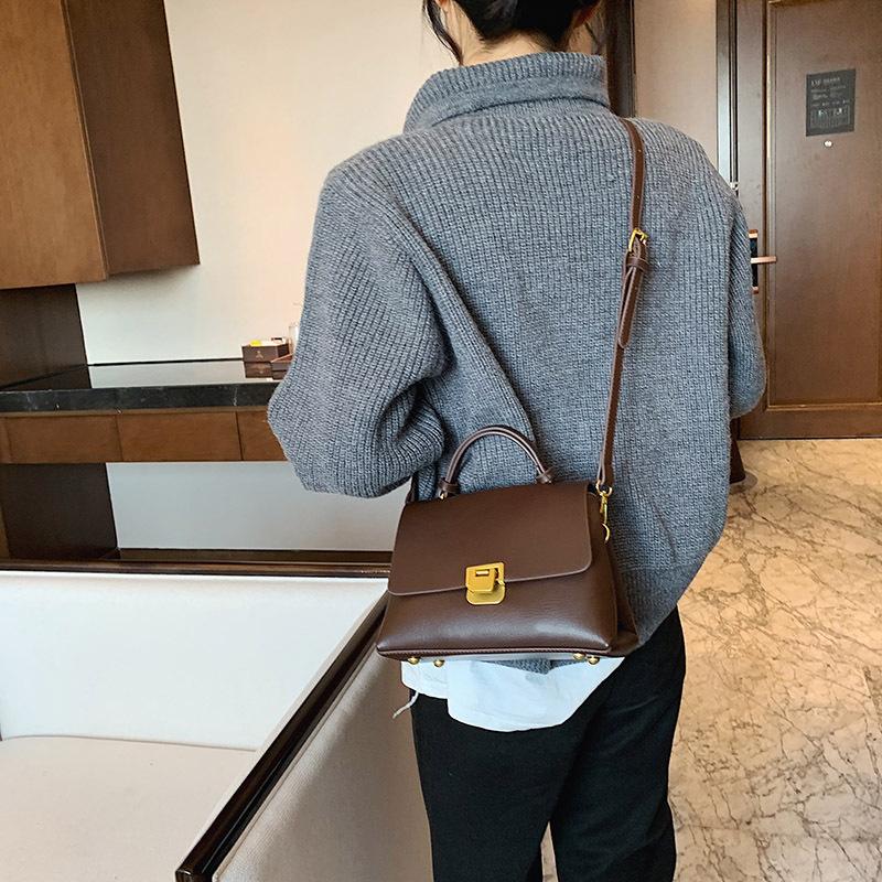 

Интернет-знаменитость зарубежный стиль портативная маленькая квадратная сумка новая универсальная простая сумка через плечо модная текстурная сумка-мессенджер цельный волос 22*10*16 кофейный