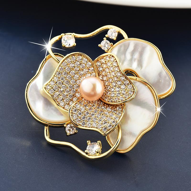 Autumn And Winter Clothes Shell Flower Corsage Pearl Shell Flower Versatile Brooch Luxury Aunt Accessories Tide