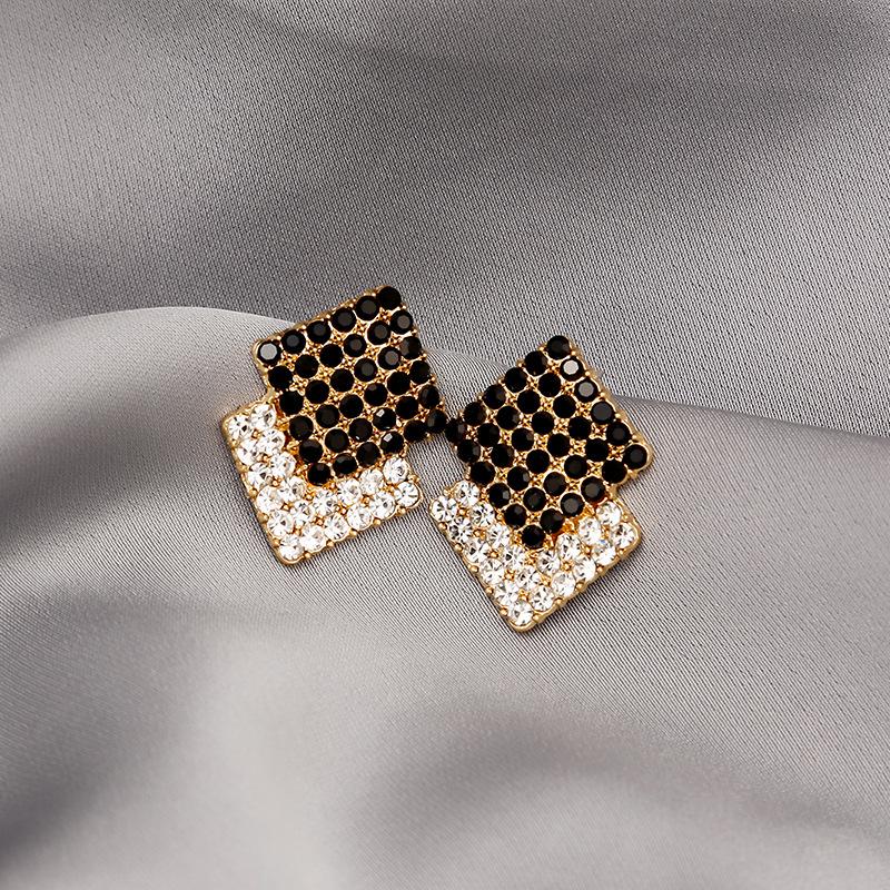 Atmospheric Rhombus Contrasting Black Diamond-Encrusted Square Stud Earrings, Retro Hong Kong Style Fashionable And Simple Personalized Earrings