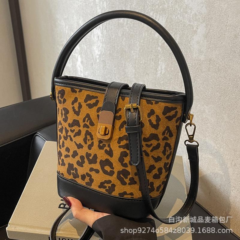 2025 Autumn Popular Portable Small Bag Women's High-end Texture Fashionable Versatile Bucket Bag Foreign Style Leopard Print Messenger Bag