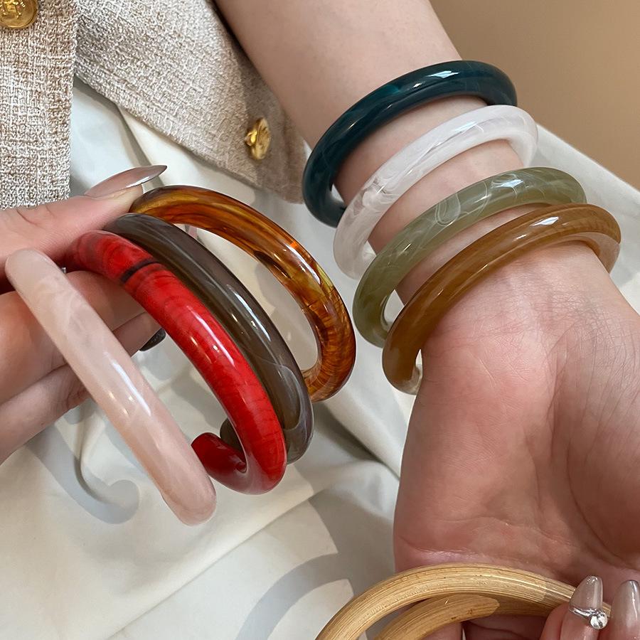 European-American Ombre Acrylic Glossy Bangle: High-End Light Luxury, Exaggerated Fashion Jewelry.