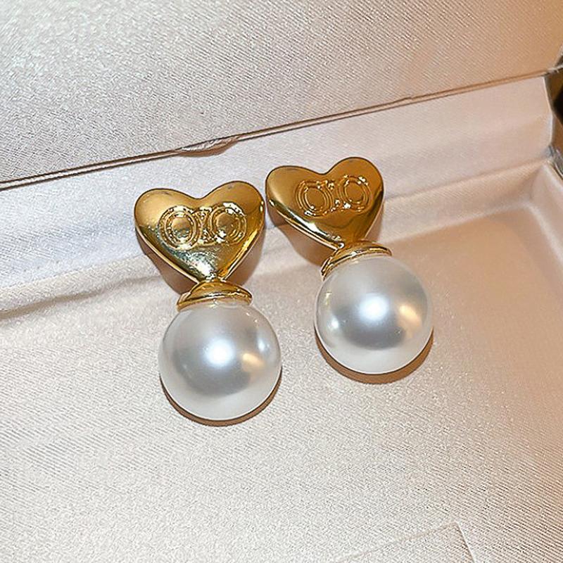 Huitan Korean Style Metal Heart Simulated Pearl Stud Earrings for Lady Simple Stylish Girl Ear Accessories Party Fashion Jewelry