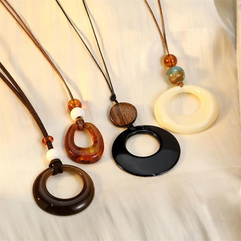 New Minimalist Circle Round Pendant Long Rope Necklace for Women Versatile High-End Sweater Chain Autumn Winter Niche Accessory