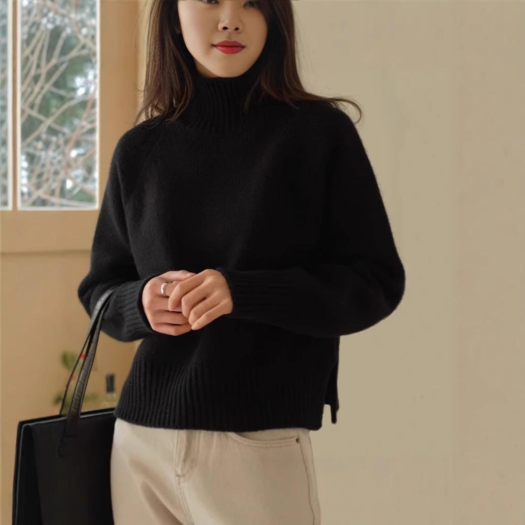

Новый осенне-зимний женский свитер свободного кроя с разрезами - однотонный, с полувысоким воротником, в корейском ленивом стиле. Large чёрный