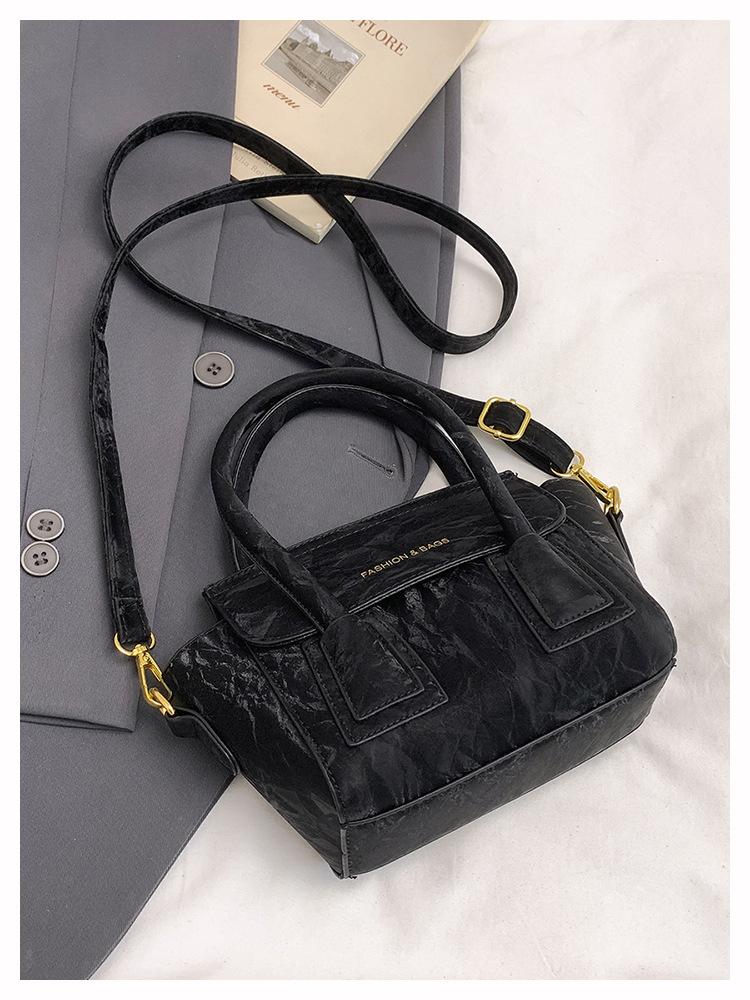 

Portable fashion small bag women s 2025 new retro niche design bucket bag versatile shoulder messenger bag чорний