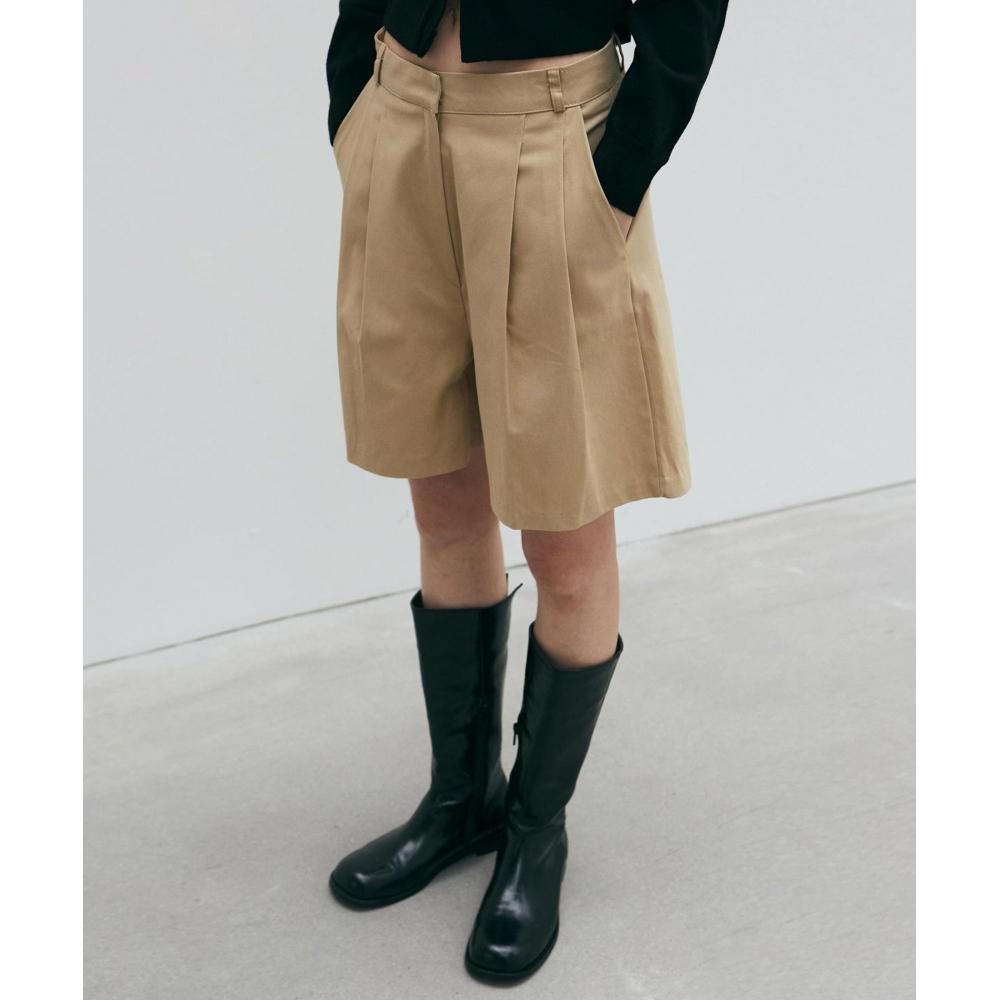 

NICKNICOLE MINIMAL BERMUDA PANTSBEIGE