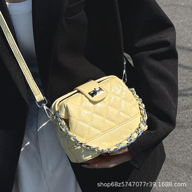 Bag Women's 2025 New Fashion Simple Casual Versatile Rhombus Hand Carry Chain One Shoulder Crossbody Clip Shell Bag